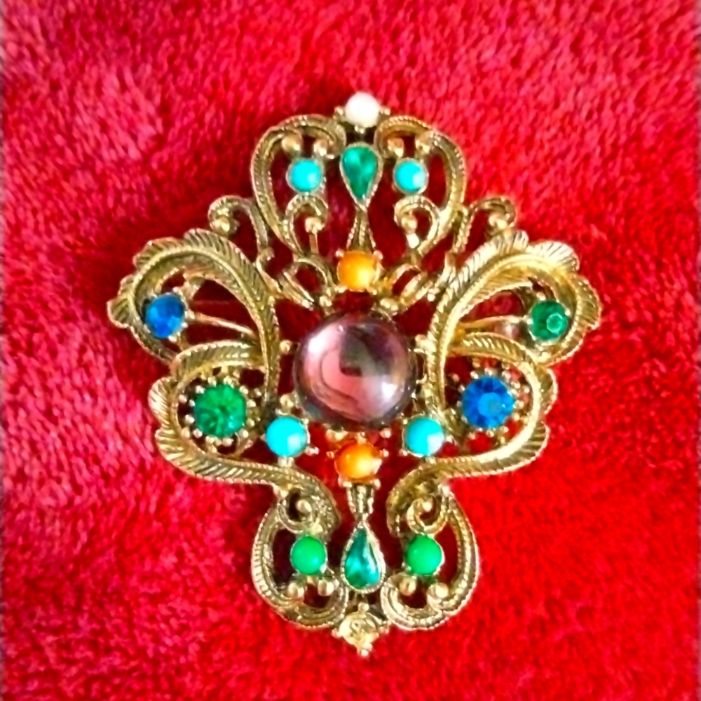 Vintage brooch in like new condition